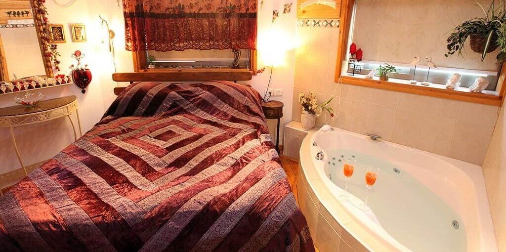 בין עצי הדובדבן בקתות 6-7 (1).jpg