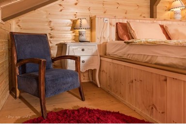 בין עצי הדובדבן - בקתה 8