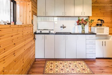 בין עצי הדובדבן - בקתה 1