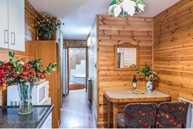 בין עצי הדובדבן - בקתה 1