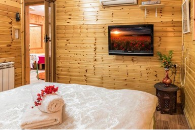 בין עצי הדובדבן - בקתה 1