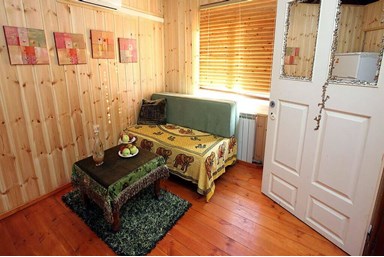 בין עצי הדובדבן - בקתה 3