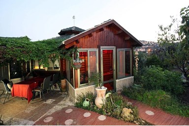 בין עצי הדובדבן - בקתות 6-7