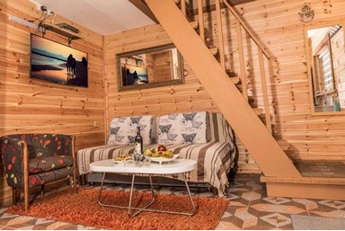 בין עצי הדובדבן - בקתה 8