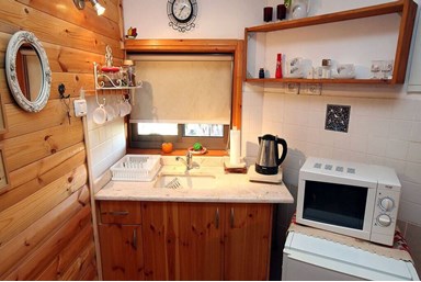 בין עצי הדובדבן - בקתות 6-7