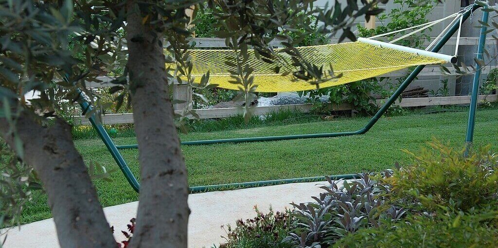 ליד הנחל חצר וסביבה (10).JPG