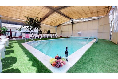 פנינת הכפר - החצר והבריכה