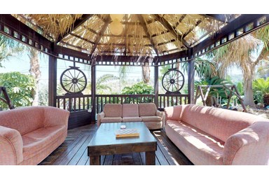 פנינת הכפר - החצר והבריכה