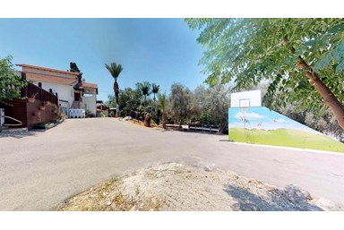 פנינת הכפר - החצר והבריכה