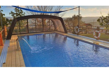 מרגנית בגליל - הבריכה והחצר