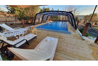 מרגנית בגליל - הבריכה והחצר