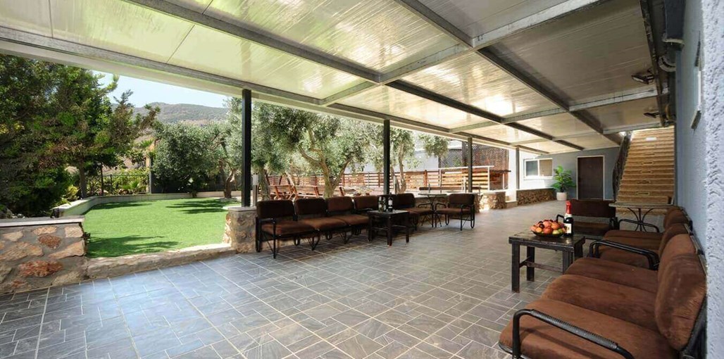 אביב הצפון חצר ובריכה (20).JPG