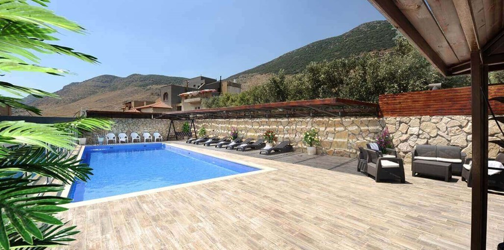 אביב הצפון חצר ובריכה (28).JPG