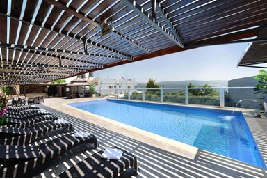 אביב הצפון - החצר והבריכה 