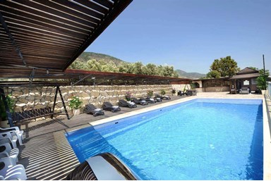 אביב הצפון - החצר והבריכה 