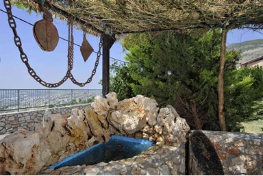 אביב הצפון - החצר והבריכה 