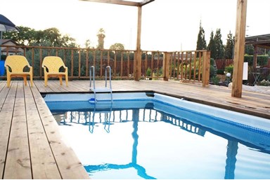 מול הצבר - הבריכה במתחם