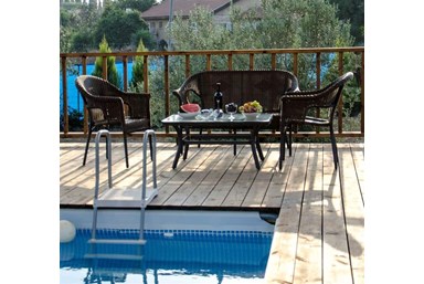 מול הצבר - הבריכה במתחם