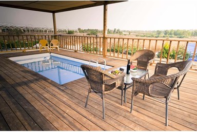 מול הצבר - הבריכה במתחם