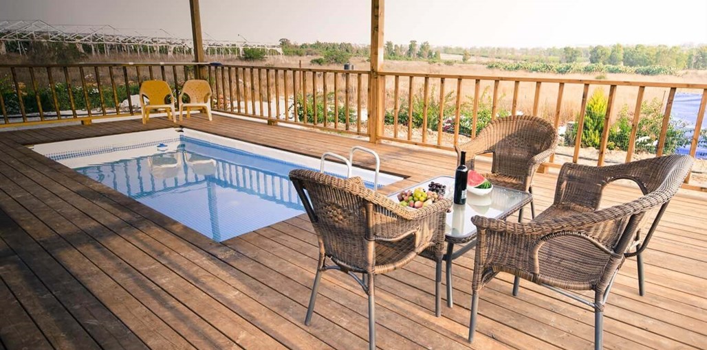 מול הצבר הבריכה במתחם (3).jpg