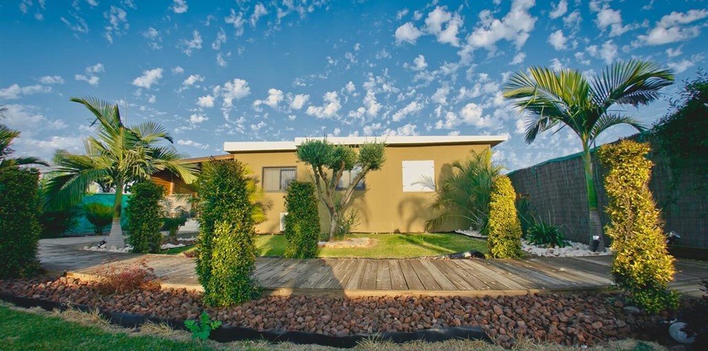 פנינת החלומות חצר ובריכה (4).jpg