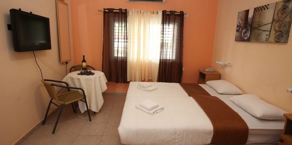 כפר הנופש אלמוג garden.jpg