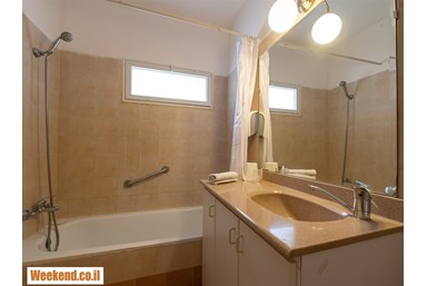 כפר הנופש אלמוג - חדרי נחל אוג