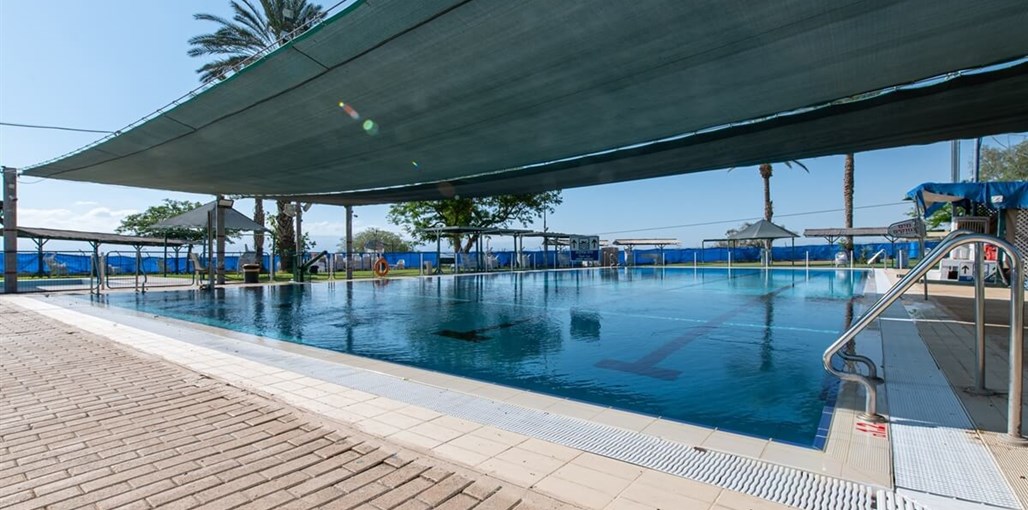 כפר הנופש אלמוג החצר והבריכה (13).jpg