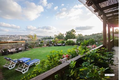 צימרים בנחת - החצר והנוף