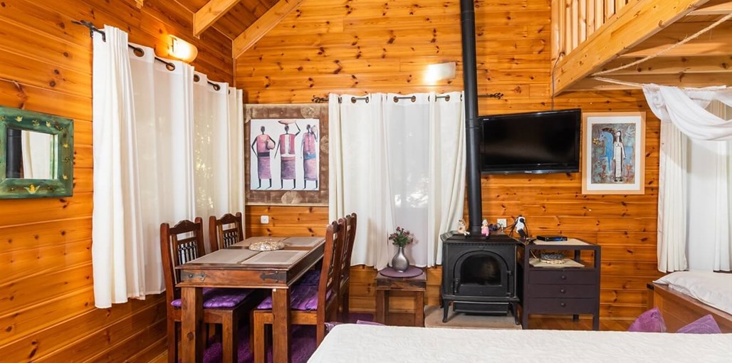 בקתות גבי בקצה היער הסוויטה הסגולה 2.jpg