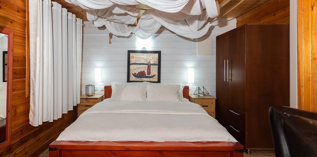 בקתות גבי בקצה היער הסוויטה הכתומה 2.jpg