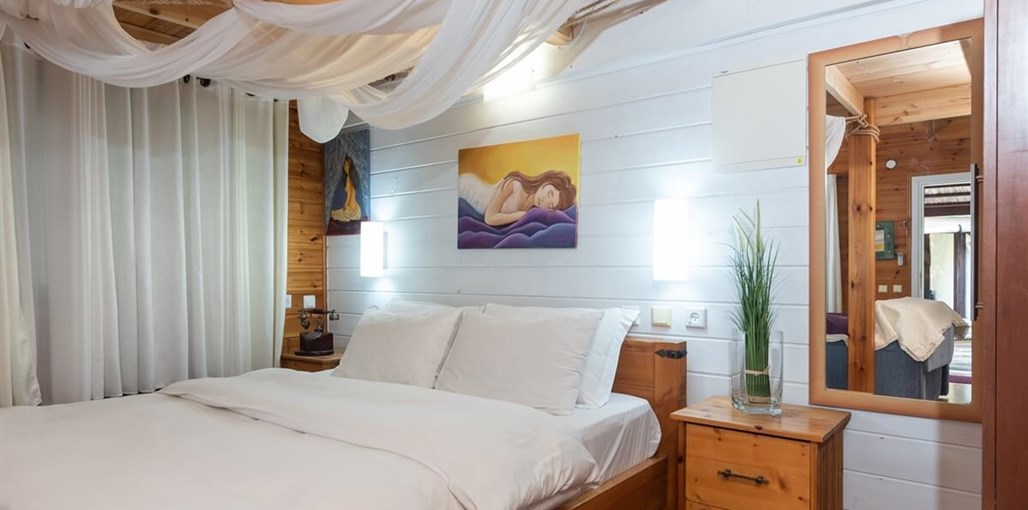 בקתות גבי בקצה היער הסוויטה הסגולה 1.jpg