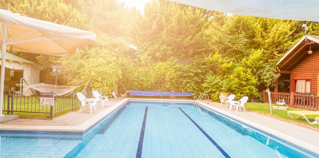 בקתות גבי בקצה היער בריכת השחייה 7.jpg