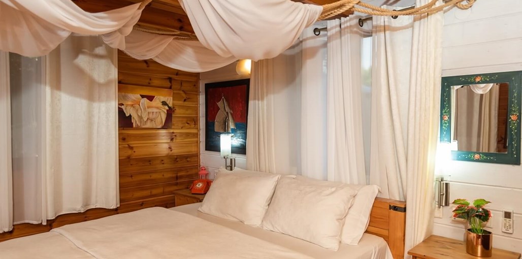 בקתות גבי בקצה היער הסוויטה האדומה 3.jpg