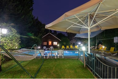 בקתות גבי בקצה היער - החצר והנוף