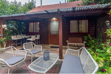 בקתות גבי בקצה היער - החצר והנוף