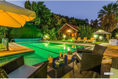 בקתות גבי בקצה היער - בריכת השחייה