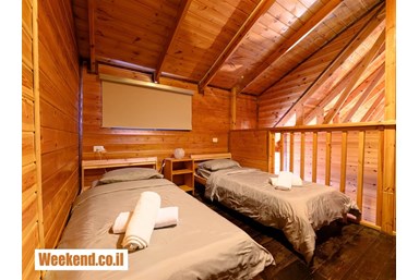 בקתות בצל הגפן  - בקתות עץ