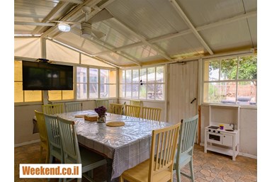 בקתות בצל הגפן  - החצר והבריכה