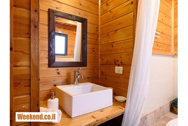 בקתות בצל הגפן  - בקתות עץ