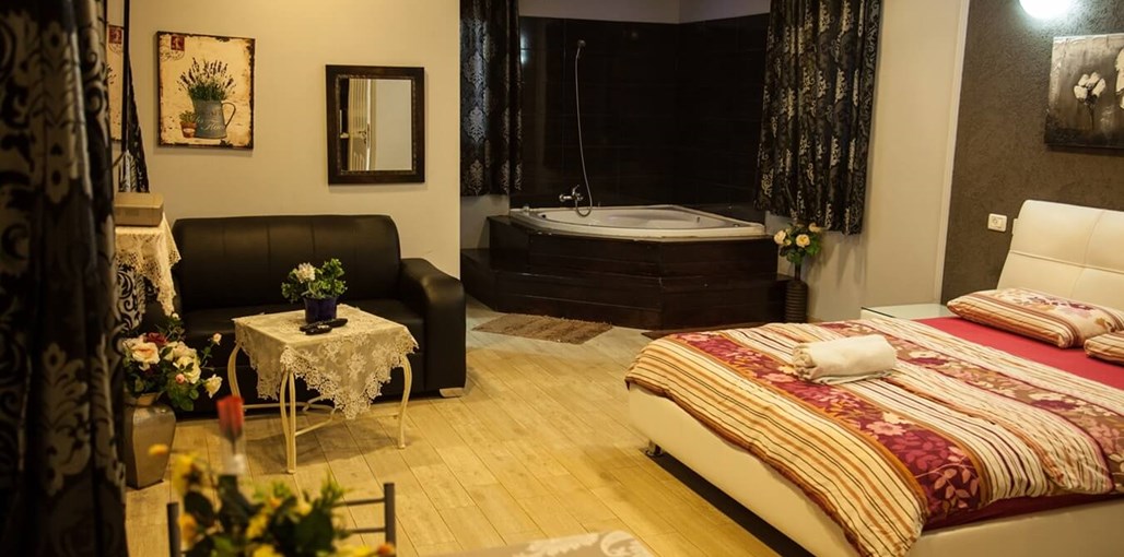 הפינה הקסומה בקתת השושנה (4).jpg