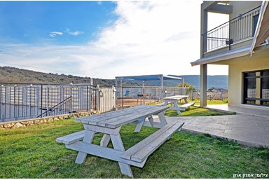 סוויטות הר ונחל - הבריכה והחצר