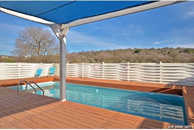 סוויטות הר ונחל - הבריכה והחצר