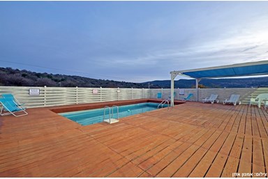 סוויטות הר ונחל - הבריכה והחצר