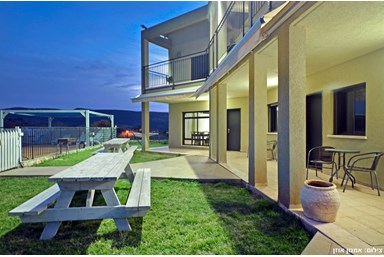 סוויטות הר ונחל - הבריכה והחצר