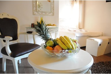 בקתות בצל הזית - הבריכה והחצר