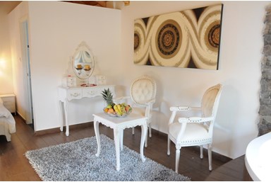 בקתות בצל הזית - הבריכה והחצר