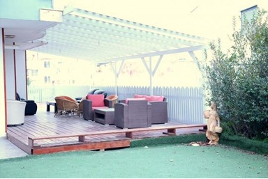 אירוח האציל בחרמון - החצר והטרקלין