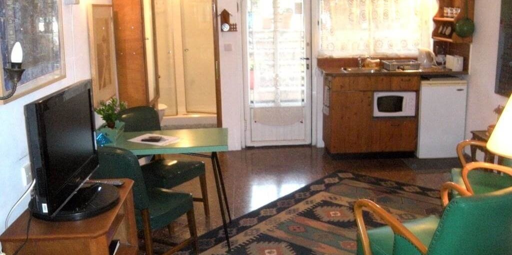 בתיה וקלוד בעין הוד החדר הירוק (3).jpg