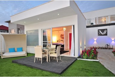 וילה וי - villa v - החצר והבריכה